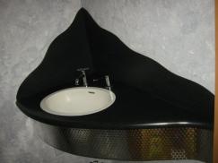 Waschtisch in schwarz mit Wellenform