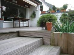 Holztreppe im Garten
