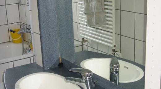 Waschtisch eingepasst