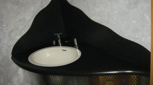Waschtisch in schwarz mit Wellenform