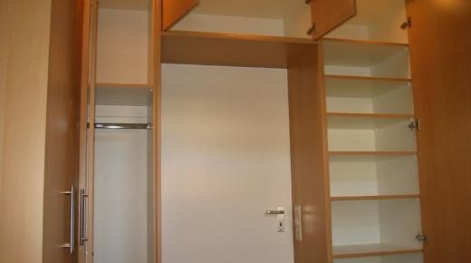 Einbauschrank mit Holzfront