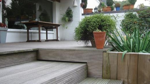 Holztreppe im Garten