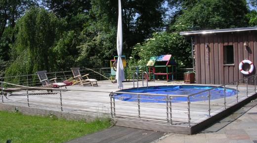 Pool mit Holzterrasse