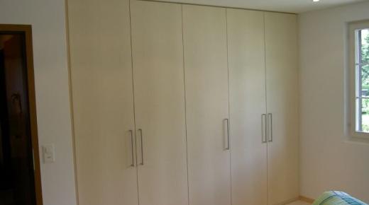 Einbauschrank in hellem Holz