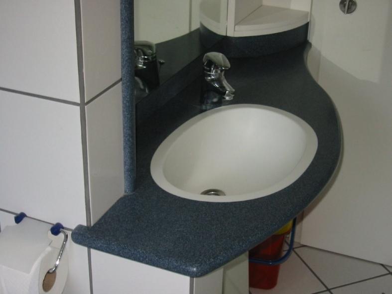 Waschtisch eingepasst
