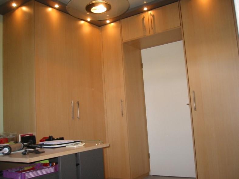 Einbauschrank mit Holzfront