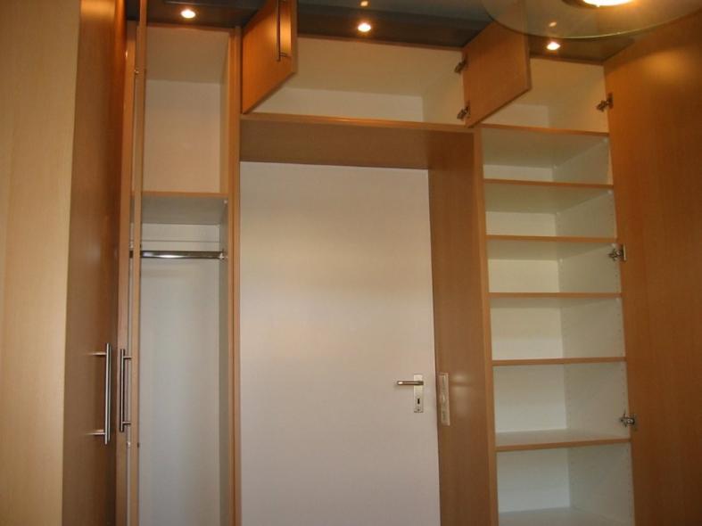 Einbauschrank mit Holzfront