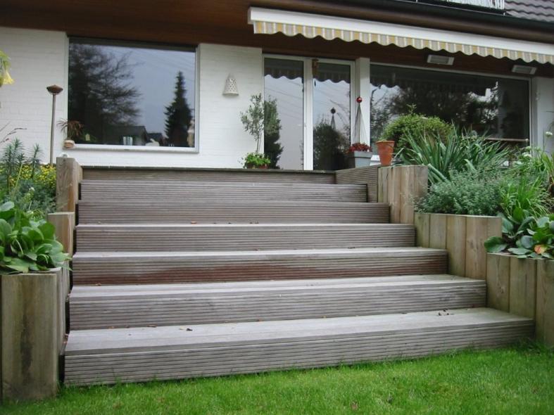 Holztreppe im Garten
