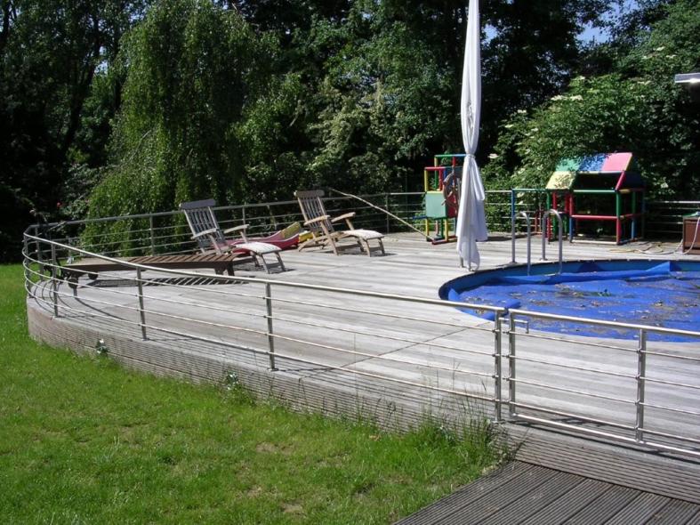 Pool mit Holzterrasse