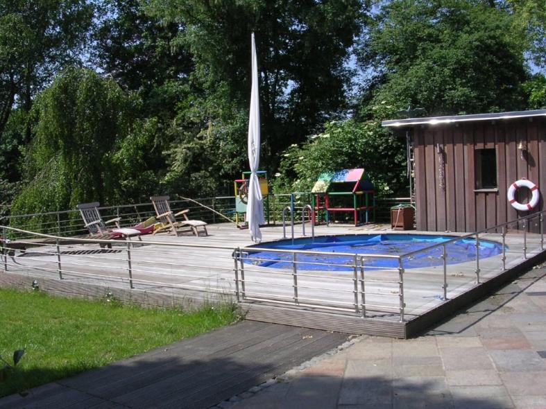 Pool mit Holzterrasse