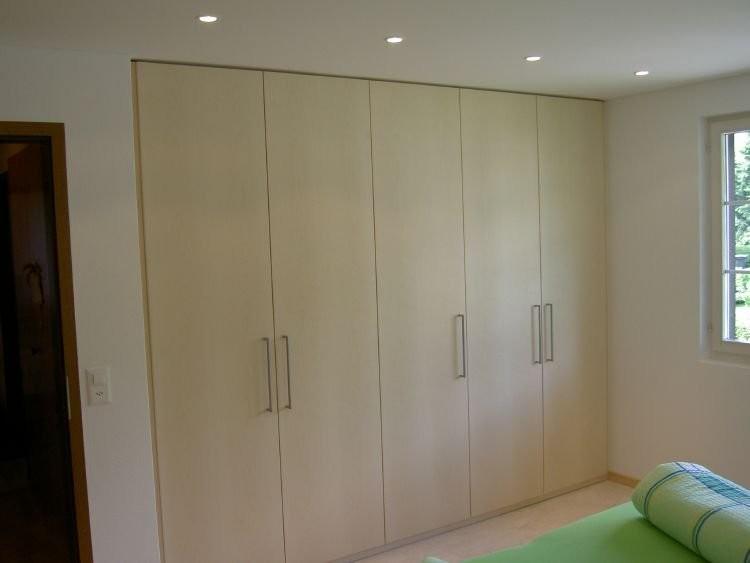 Einbauschrank in hellem Holz
