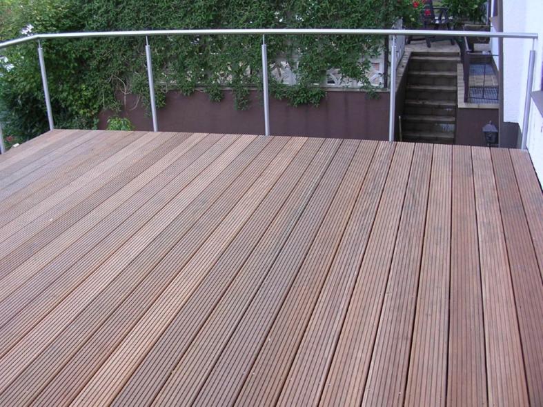Holzterrasse erhöht